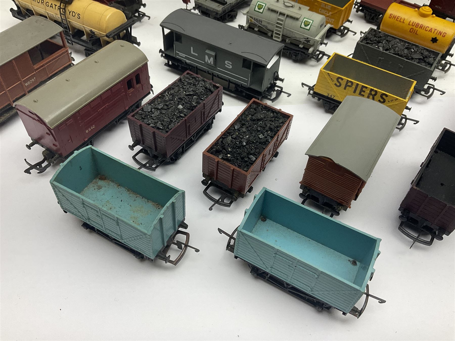 Various makers ‘00’ gauge - large quantity of rolling stock to include boxed Mainline, Graham Farish and Wrenn examples; loose examples to include Hornby, Tri-Ang, Joeuf etc 