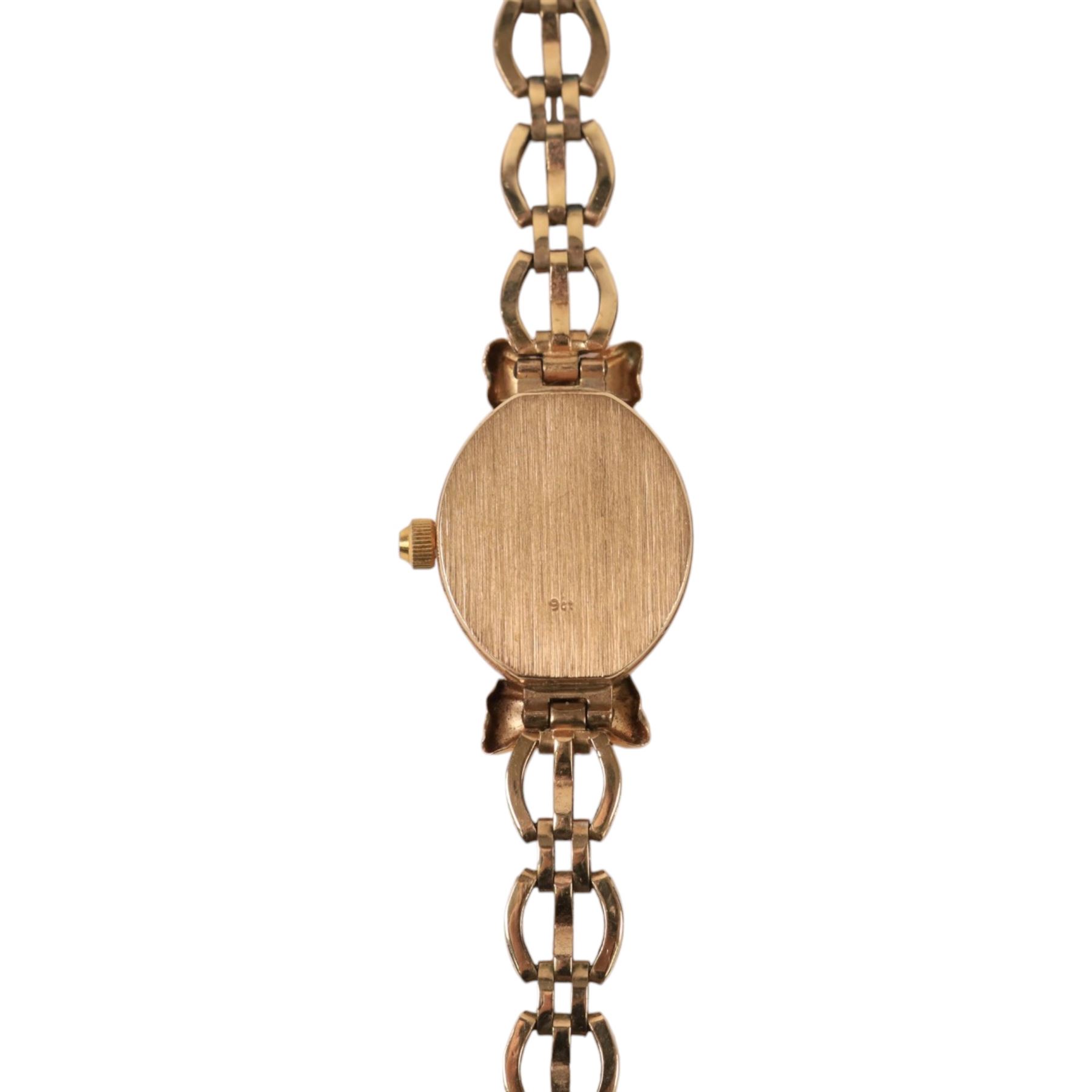 Genève ladies 9ct gold quartz wristwatch, on integral 9ct gold bracelet, London 1990