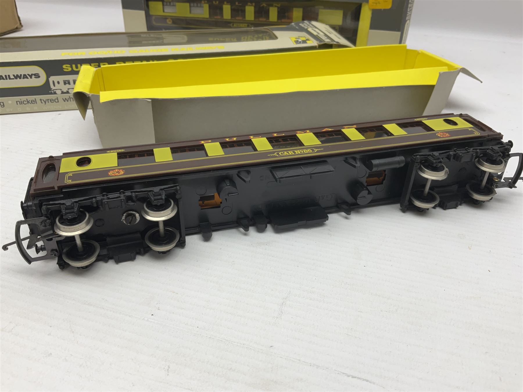 Wrenn '00' gauge - three Pullman passenger coaches 'Vera', 'Audrey' and 'Car No.86'; all boxed; and two 'Brighton Belle' 1st Class coaches Nos.S280S and S284S; both unboxed (5)