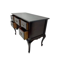 Early 20th century mahogany kneehole desk dressing table, fitted with five drawers, on cabriole supports