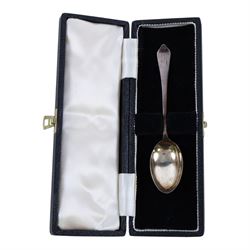 Set of six silver handled tea knives and silver dog nosed teaspoon, all hallmarked, boxed