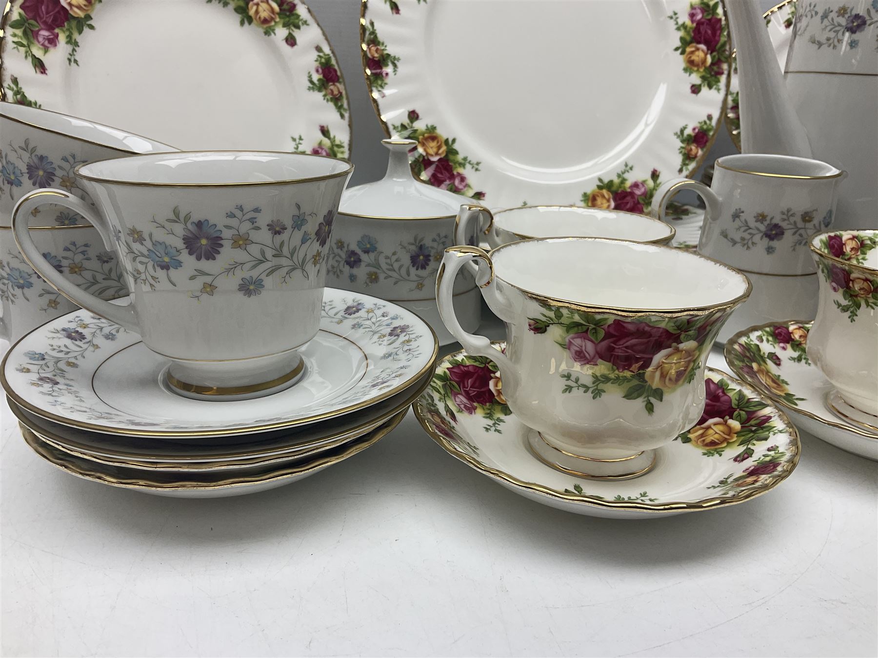 Royal Albert Old Country Roses pattern dinnerwares, to include four dinner plates, four cups and saucers etc, together with Noritake tea service 