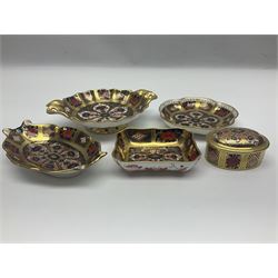 Collection of Royal Crown Derby Old Imari pattern no. 1128, comprising footed trinket dish, covered trinket box and three other trinket dishes 