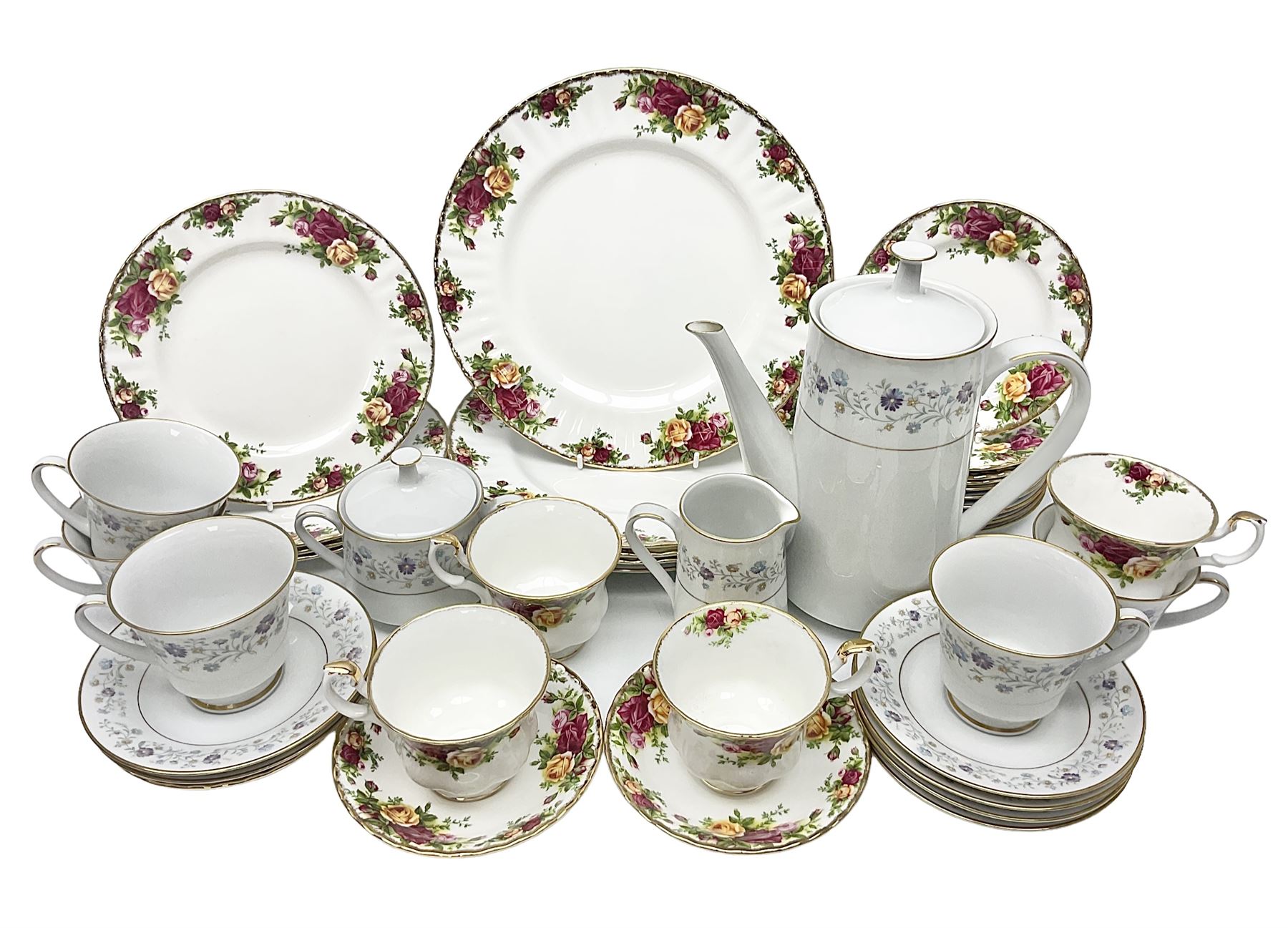 Royal Albert Old Country Roses pattern dinnerwares, to include four dinner plates, four cups and saucers etc, together with Noritake tea service 
