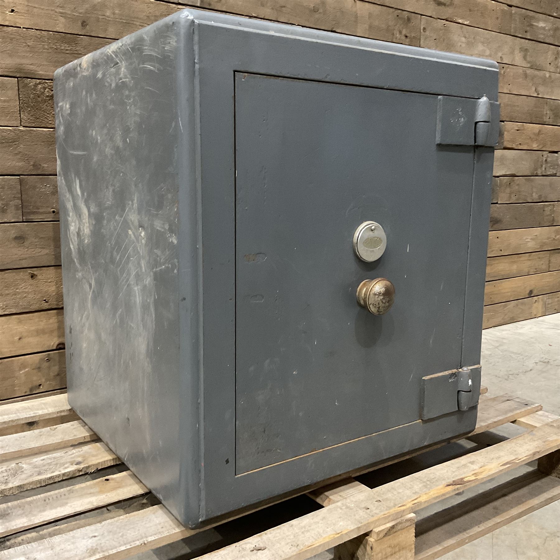 Chatwood cast iron safe with keys