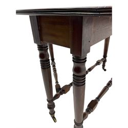 Early 19th century quality mahogany drop leaf table, turned tapering legs