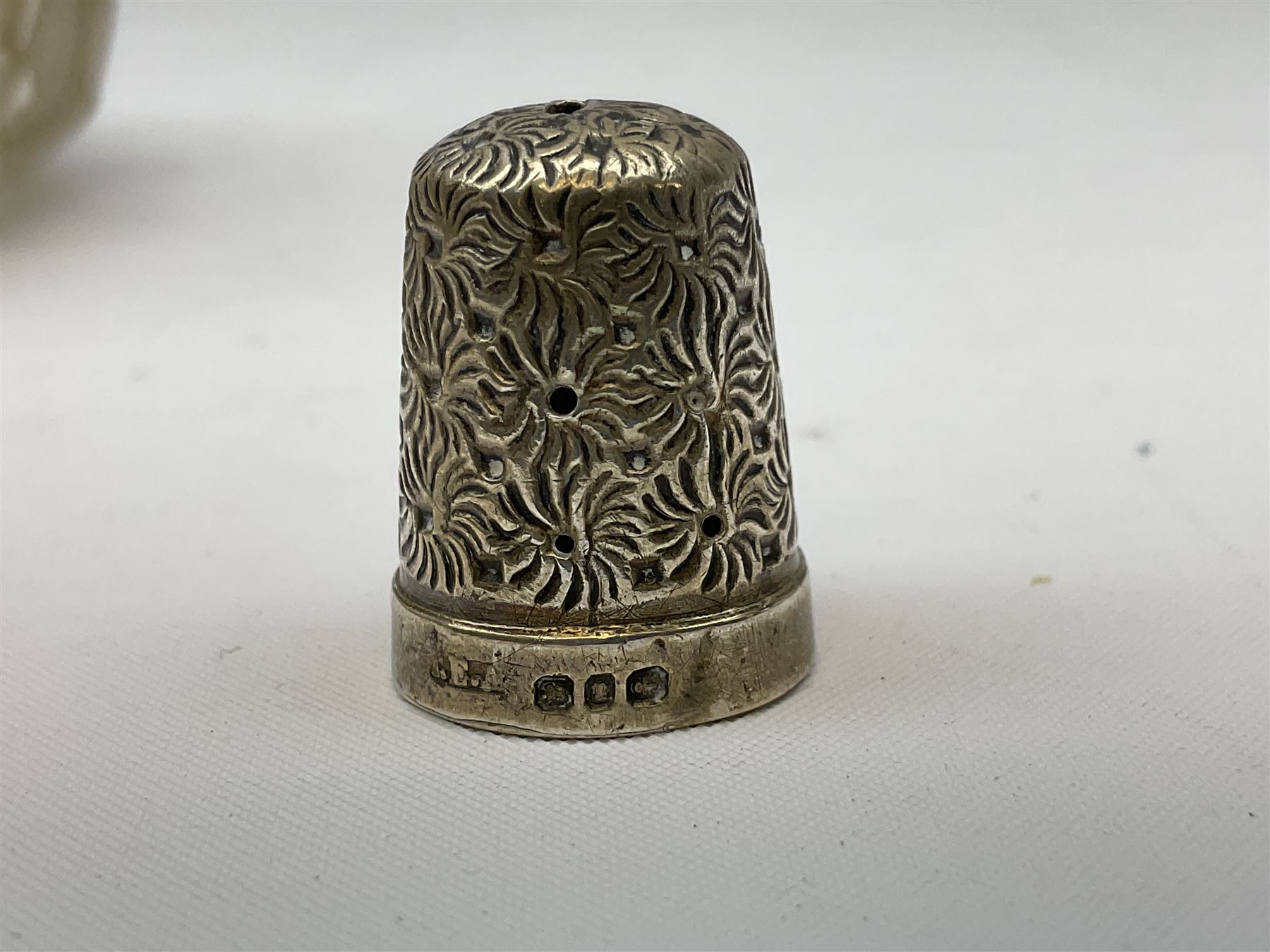 1920's century silver toped cut glass dressing table jar, hallmarked London 1921, together with a Victorian silver thimble, hallmarked Birmingham 1898, and a silver plated vesta case, (3)