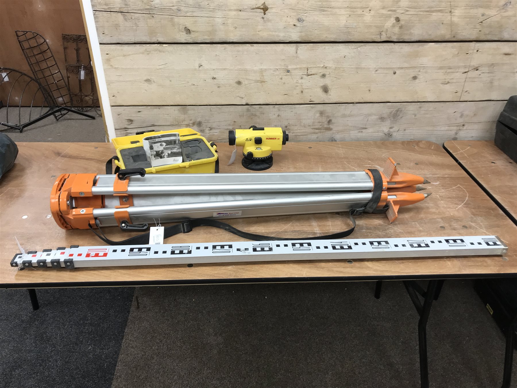 Leica Runner 20 with aluminium tripod and staff