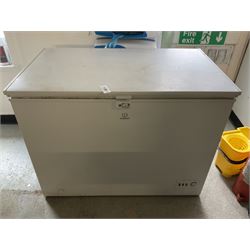 Indesit chest freezer- LOT SUBJECT TO VAT ON THE HAMMER PRICE - To be collected by appointment from The Ambassador Hotel, 36-38 Esplanade, Scarborough YO11 2AY. ALL GOODS MUST BE REMOVED BY WEDNESDAY 15TH JUNE.