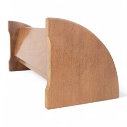 Mouseman oak book trough with carved mouse signature, by Robert Thompson of Kilburn, H21cm W45.5cm D20cm