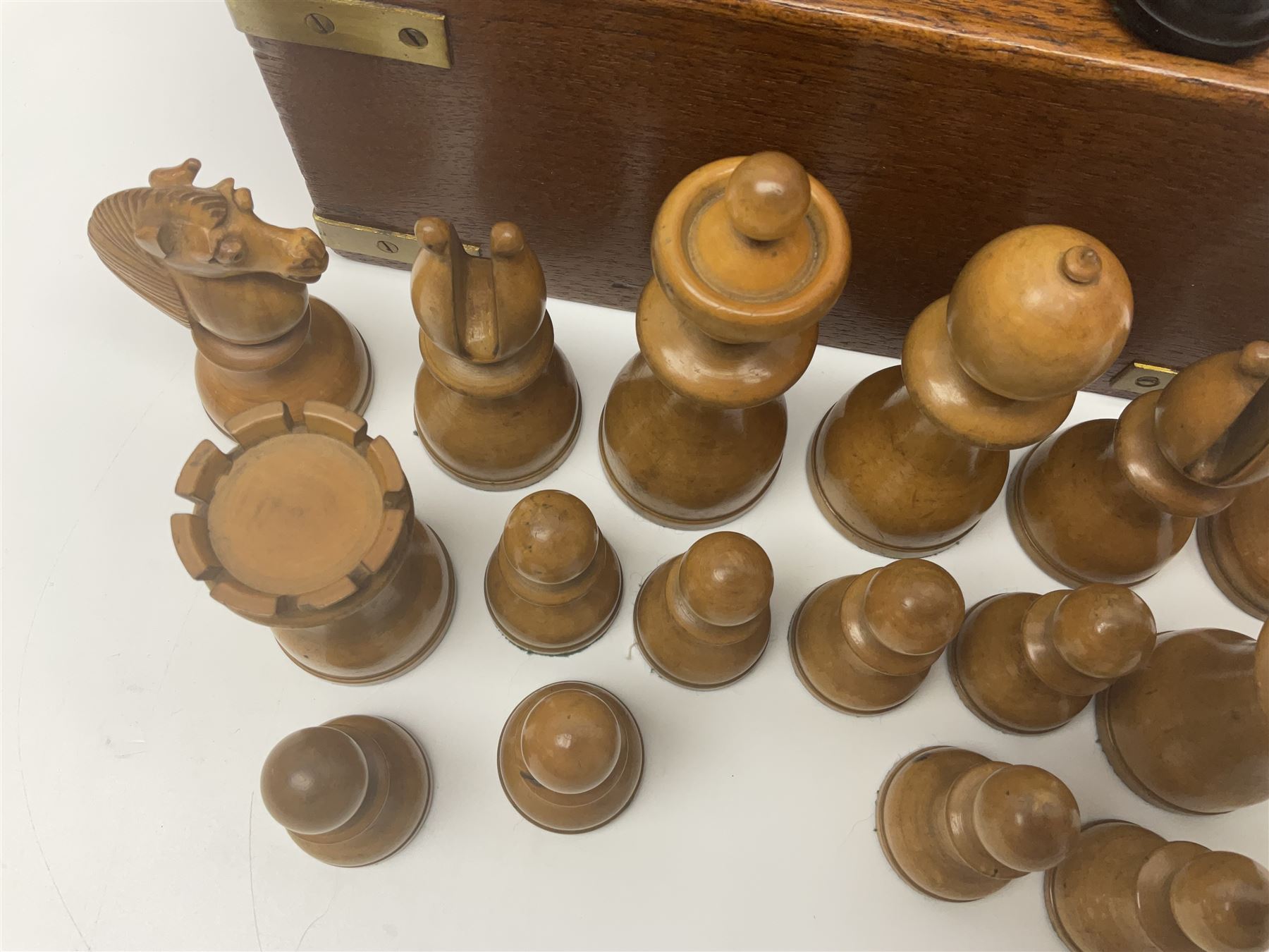Mid19th century boxwood and ebony chess set, in mahogany and brass