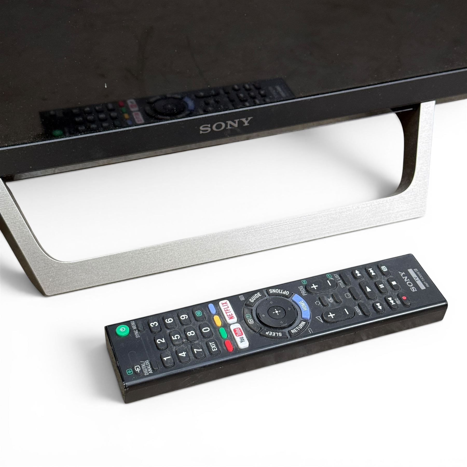 Sony 32'' KDL-32WE613 television with remote
