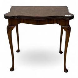 Early 20th-century Georgian revival walnut fold-over card table, rectangular top with serp...