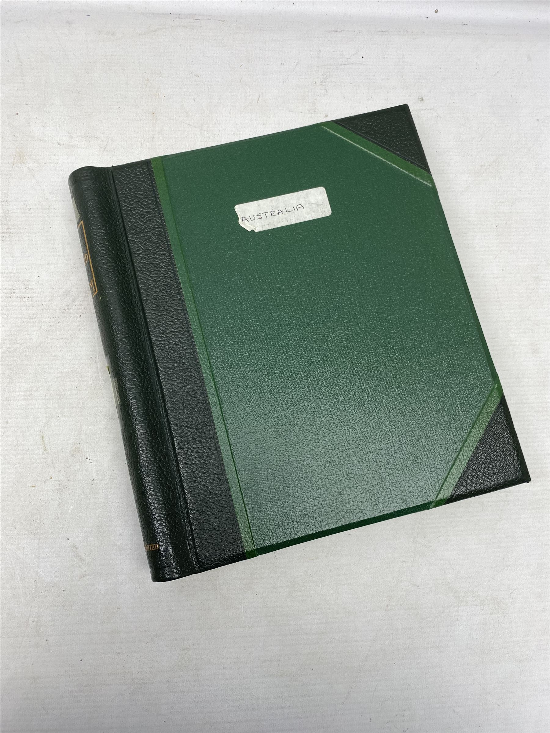 Australia 1913 and later stamps, including used and unused examples, postage due stamps, Queen Elizabeth II issues etc, housed in 'The Utile Hinged Leaf Album'