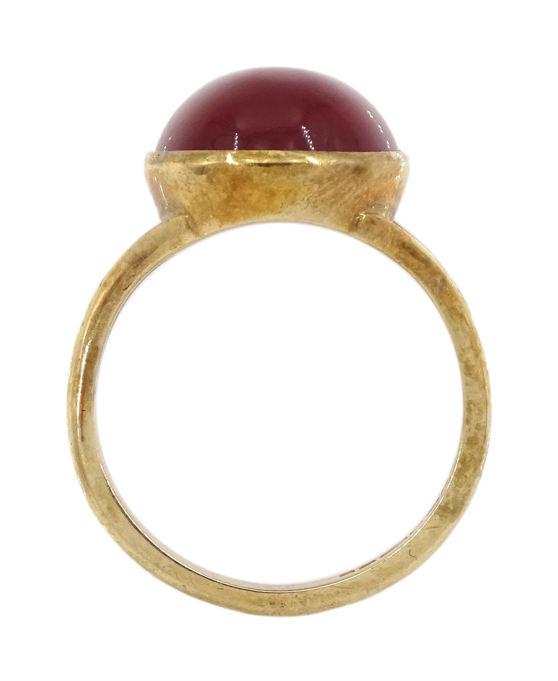 9ct gold single stone carnelian ring, Birmingham 1979