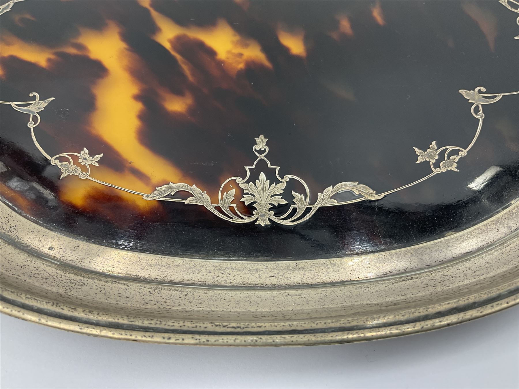 1920's silver and tortoiseshell dressing table tray, of quatrefoil form, the lobed silver edge encasing a tortoiseshell center with silver acanthus detail, hallmarked Elkington & Co Ltd, Birmingham 1921, L25cm W18cm