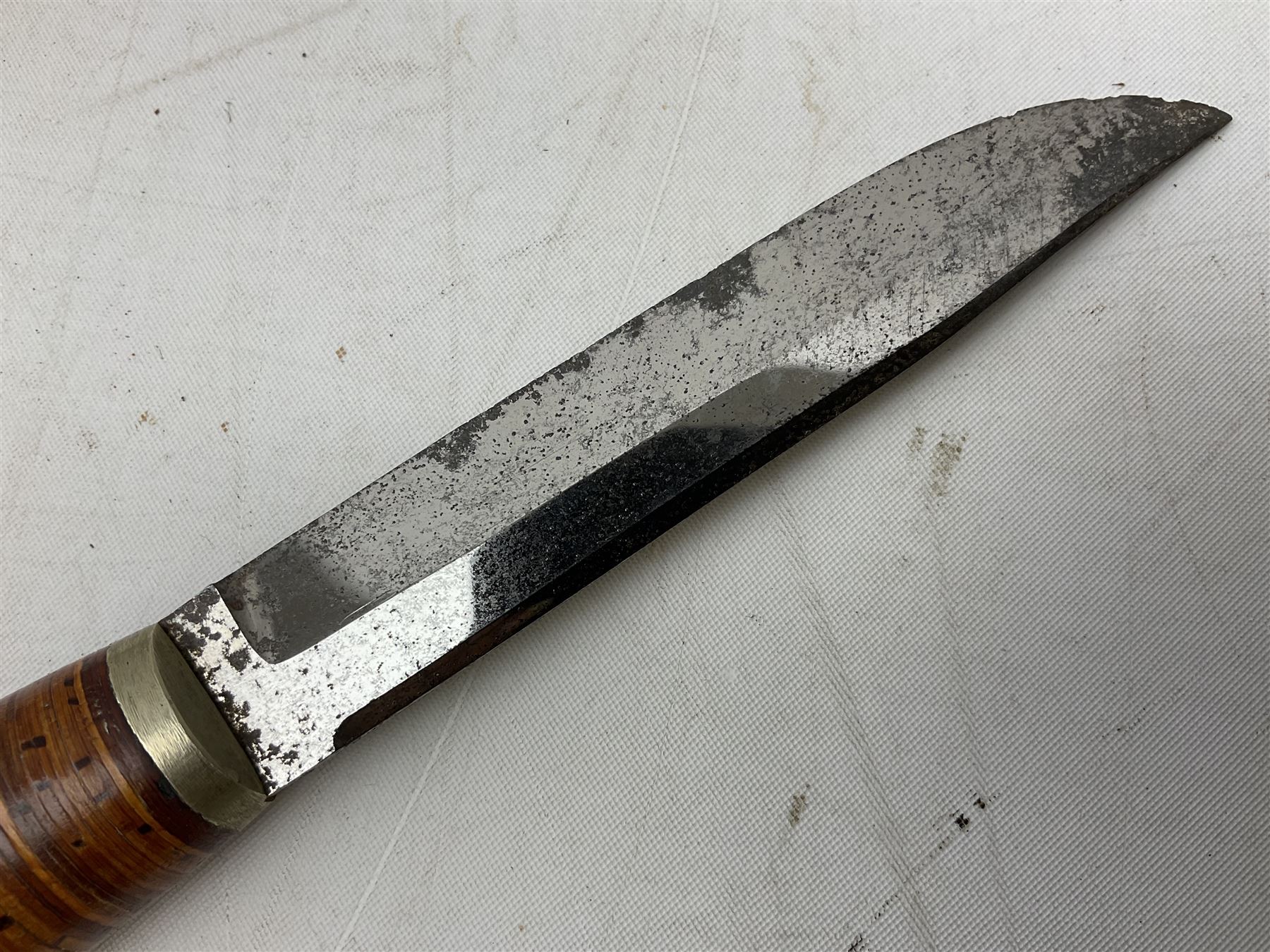 Norwegian staksniv hunting knife with 10cm single-edged steel blade in tooled leather sheath with nickel mounts L23cm overall