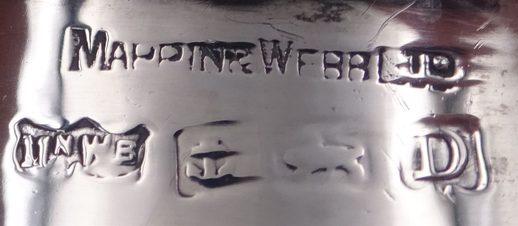 1920's silver mounted capstan inkwell, of typical plain form, the hinged cover lifting to reveal a gilt interior and removable clear glass inkwell, hallmarked Mappin & Webb Ltd, Birmingham 1928, H5cm base D10cm