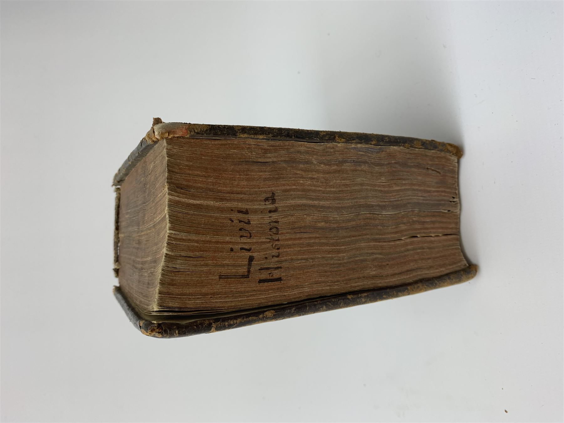 Titi Livii Patavini Romanae Historiae Principis, Libri Omnes, Quotquot Ad Nostram .... 1589. London Edmundum Bollifantum. Six parts in one. Latin. Engraved title page. Full calf binding with ribbed spine.