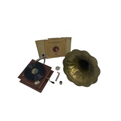  The Winchester mid 20th century gramophone with horn, and three records