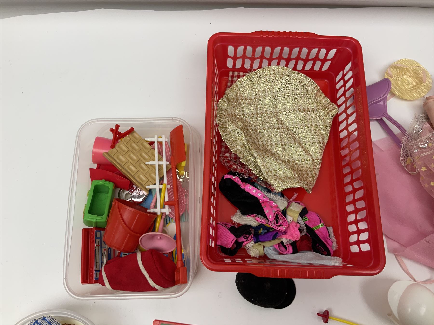 Sindy - ten 1980s 033055X dressed fashion dolls; together with a quantity of loose clothing, shoes and other accessories