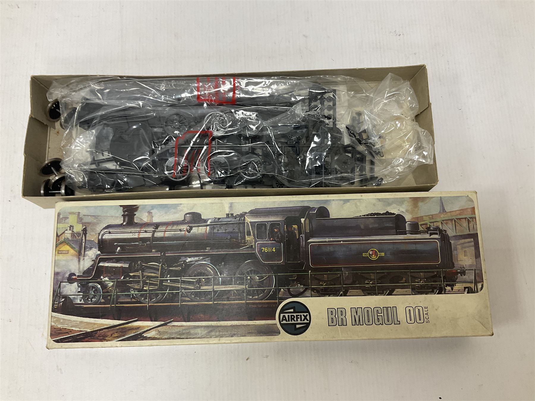 ‘00’ gauge - Airfix locomotive model kits comprising series 4 City of Truro kit and empty series 4 box, series 4 Mogul, two series 4 Harrow kits, all boxed; together with Rosebud Kitmaster Stirling kit and quantity of loose plastic locomotives and tenders from Airfix, Kitmaster, Ratio etc 