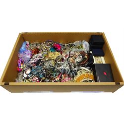 Quantity of costume jewellery to include earrings, bracelets, necklaces etc. 