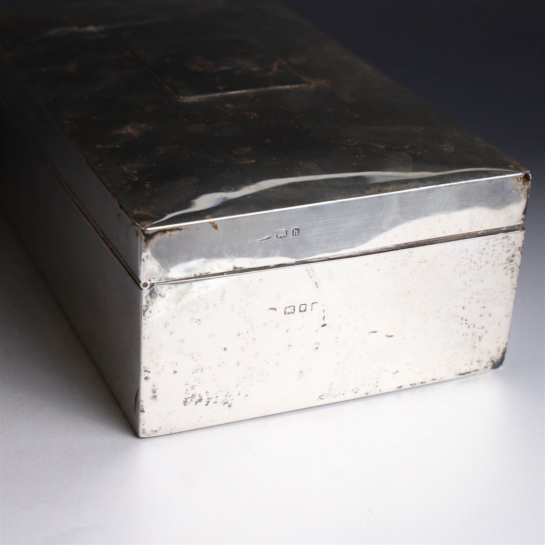 1920s silver mounted cigar box, of rectangular form with later applied vacant rectangular cartouche to hinged cover, opening to reveal compartmentalised softwood interior, hallmarked London 1923, makers mark worn and indistinct, H7cm, W22cm