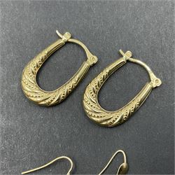 9ct gold jewellery, to include twist design herring bone link necklace, pair of textured hoop earrings and a pair of Italian horn pendant earrings