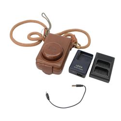 Leica D-Lux 3 compact digital camera serial no. 3172529, with a Leica DC Vario-Elmarit 1:2.8-4 .9/6.3-25.2 ASPH lens, in brown leather Leica soft shell case