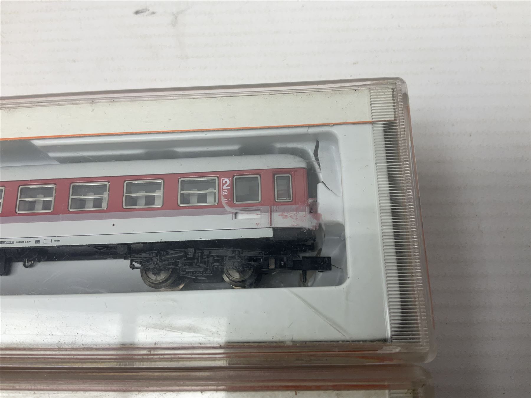 Roco 'N' gauge - 23259 BR 290 German Diesel locomotive and 25307 flat wagon with two containers; both boxed; and two Arnold 'N' gauge passenger coaches Nos.3202 and 3825; both boxed (4)