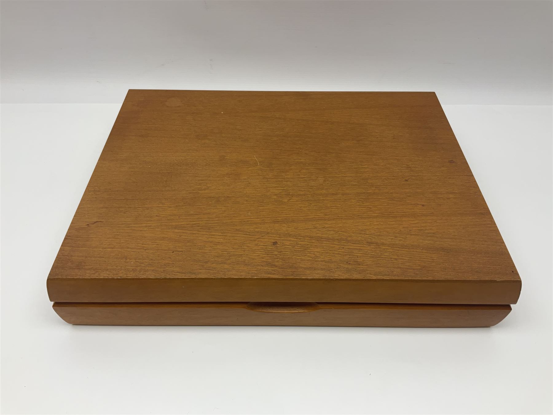 Canteen of silver plated Kings pattern cutlery for six place settings, in a fitted wooden case