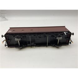 Heljan '0' gauge - Mobil Charringtons red fuel oil Tank no. 1005 and a Railfreight VAA Van in later Bauxite (2)