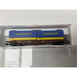 Roco 'N' gauge - 23259 BR 290 German Diesel locomotive and 25307 flat wagon with two containers; both boxed; and two Arnold 'N' gauge passenger coaches Nos.3202 and 3825; both boxed (4)