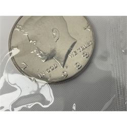 United States of America coinage, including 1876S half dollar (holed), various quarter dollars, 1986 one ounce fine silver dollar, 1988 uncirculated coin set etc