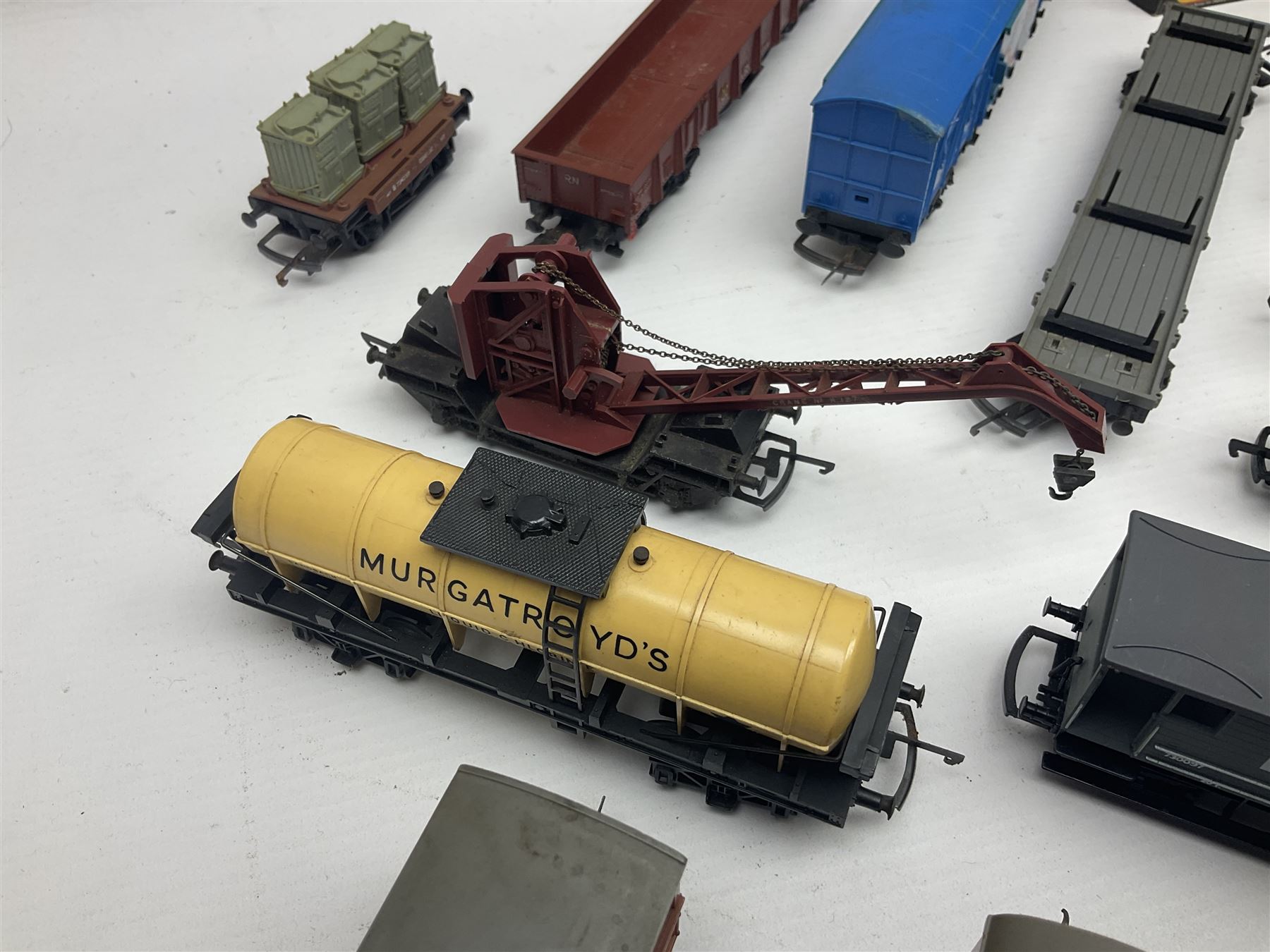 Various makers ‘00’ gauge - large quantity of rolling stock to include boxed Mainline, Graham Farish and Wrenn examples; loose examples to include Hornby, Tri-Ang, Joeuf etc 