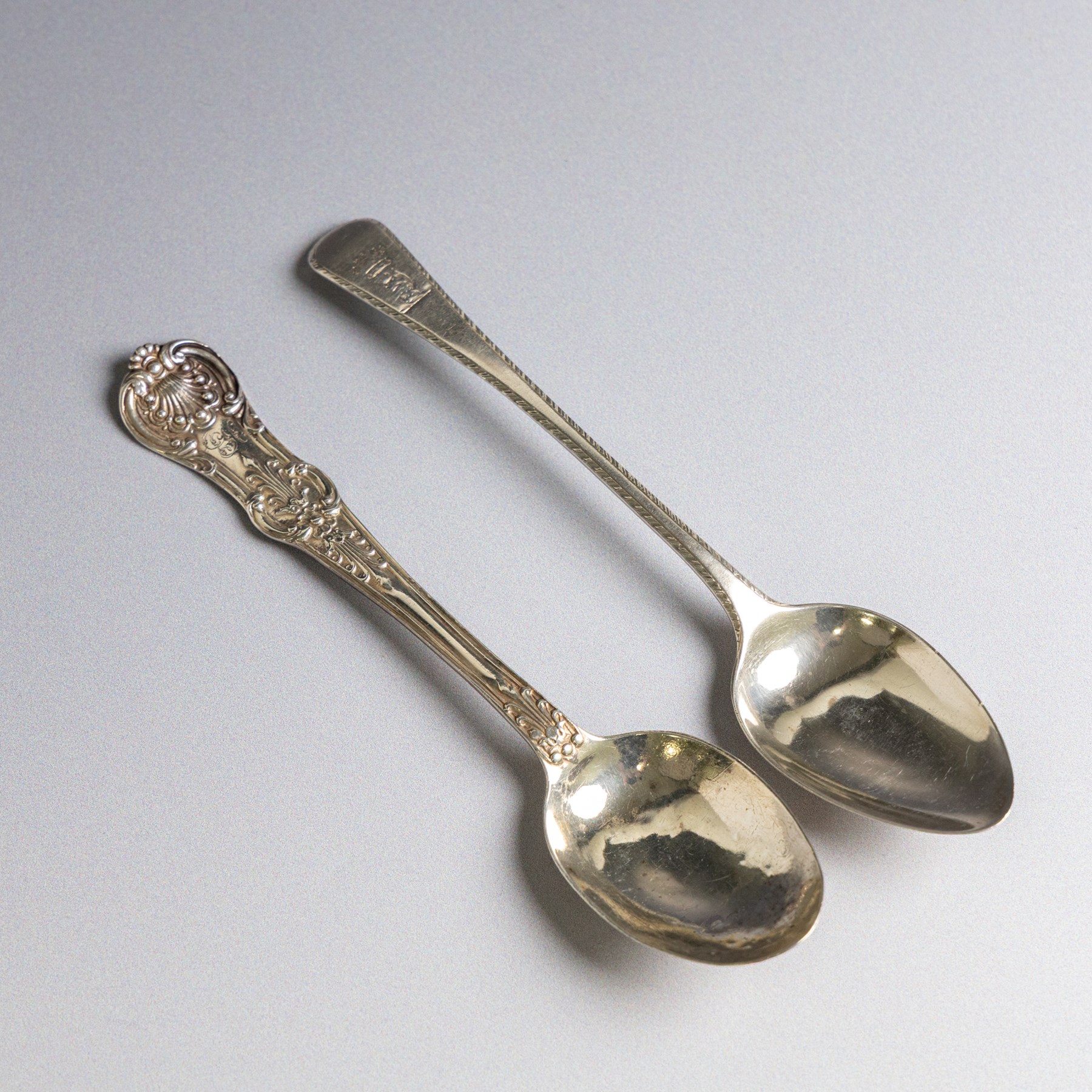 Twenty-one silver teaspoons, comprising set of six 1920s coffee spoons, set of three Kings pattern teaspoons, etc, all hallmarked