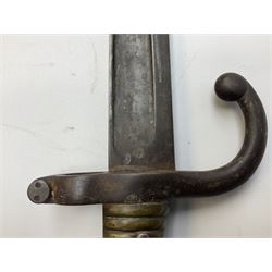 French 1866 pattern sabre bayonet with 57cm fullered steel curving blade dated 1872, in steel scabbard L71cm overall