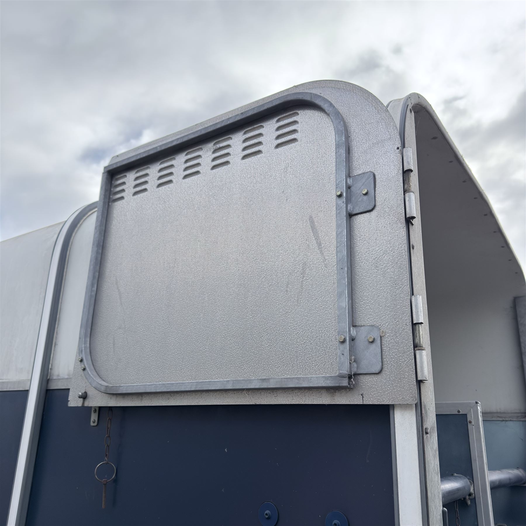 Ifor Williams HB505R horse trailer