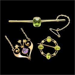 9ct gold bar brooch set with green stone, together with a 9ct gold peridot and split pearl circle brooch and a 9ct gold split pearl and amethyst pendant