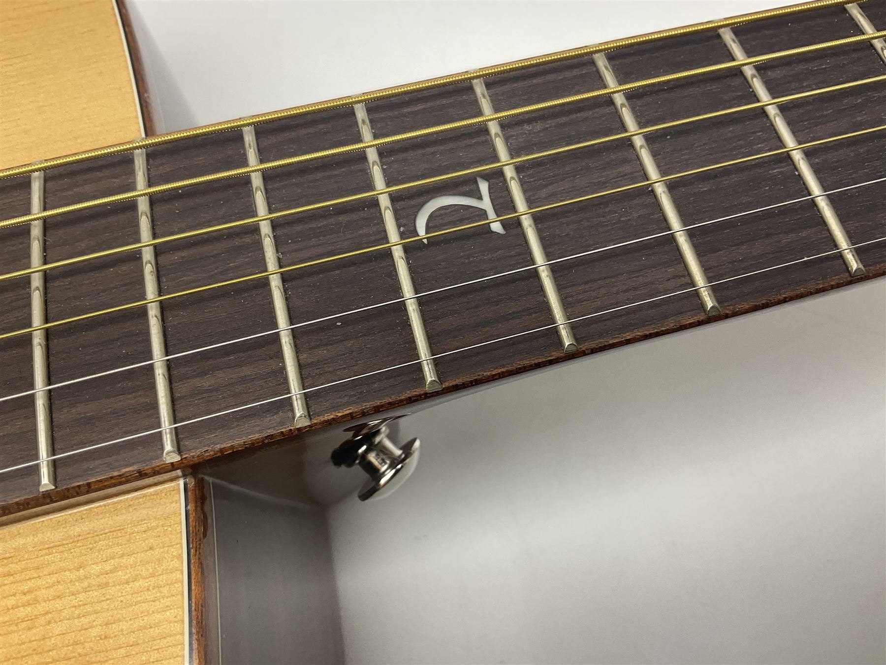 Tanglewood Folk/OM cedar and java wood acoustic guitar, the three-piece back with mango spalted wood insert; serial no.180914094 L101cm