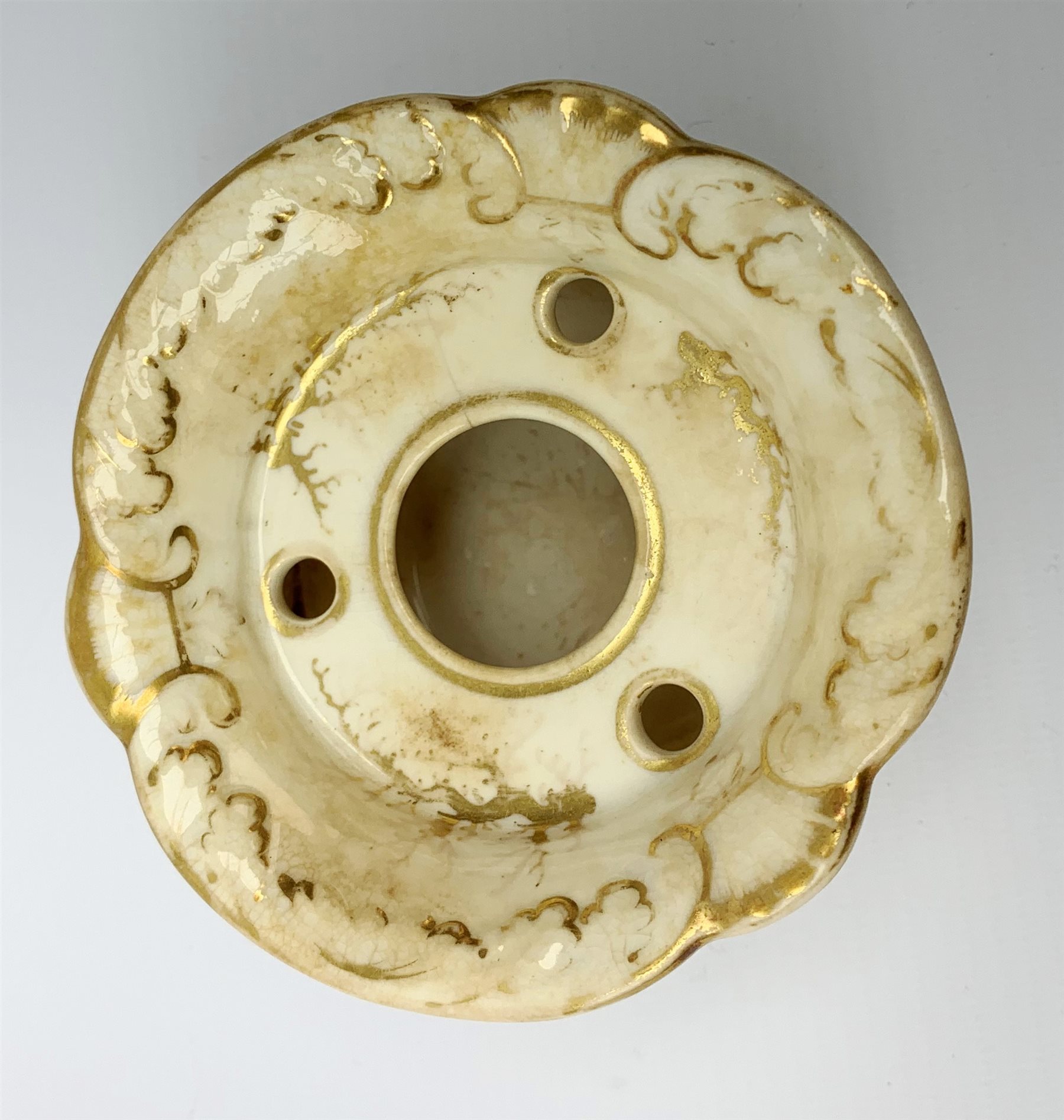 A Rockingham inkwell, with scroll rim, the whole decorated in gilt with a seaweed pattern, with a printed puce mark beneath, D9.5cm. 