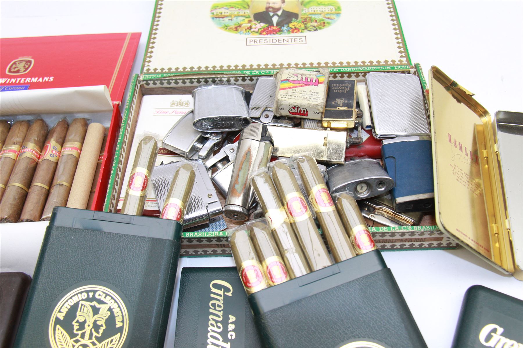 Box of Henri Wintermans Half Corona cigars, together with a collection of lighters, including Ronson, Calibri and Mosda examples, contained within an empty Dannemann Brasil cigar box and other smoking related collectables