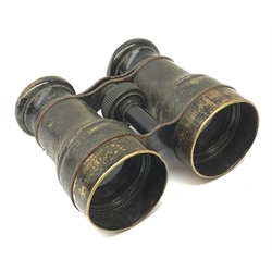 Caricature wooden carving of two WW2 British officers, inscribed under the base 'Venice March 1946' H13cm; and unmarked pair of binoculars (2)