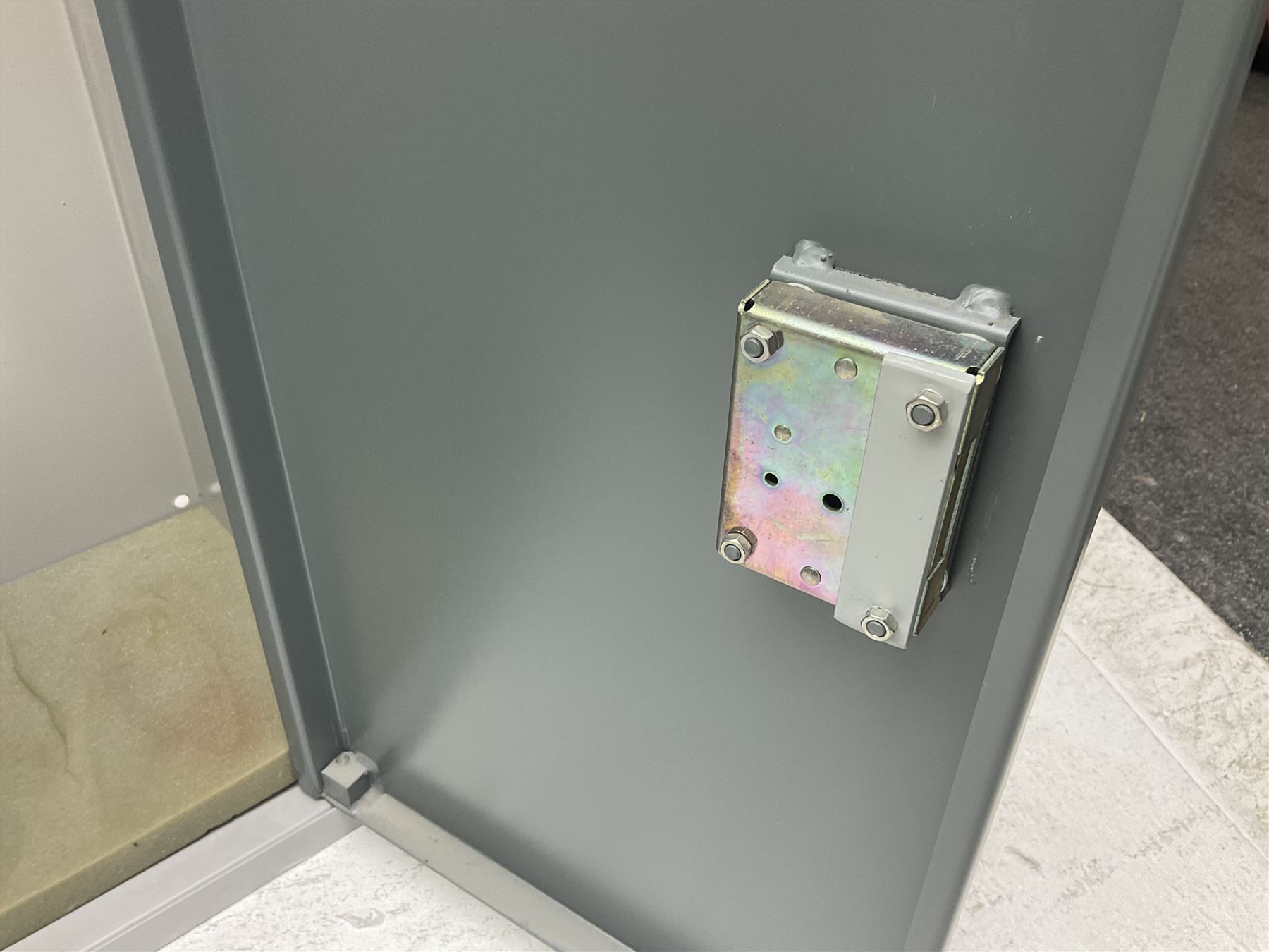 Two-tone grey steel wall-mounting gun cabinet by Sambell Engineering to accommodate six guns with fixed shelf over, gun space int. H132cm W36.5cm D23.5cm, the single double-locking door with two sets of keys, ext. H154cm W37cm D27cm