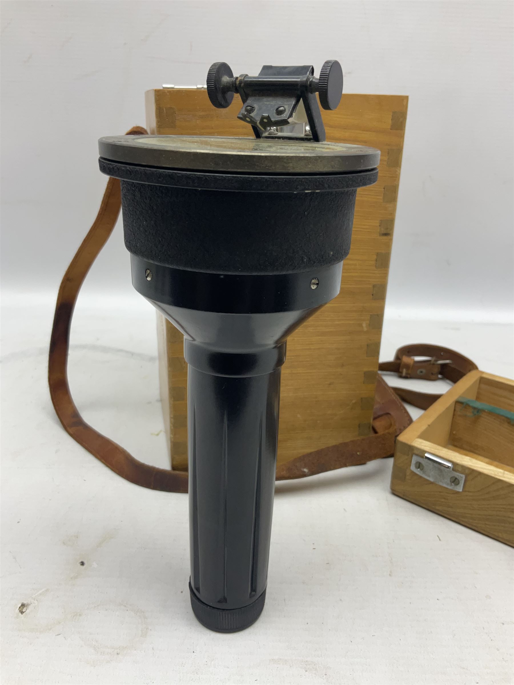 Saura handheld compass in wood case