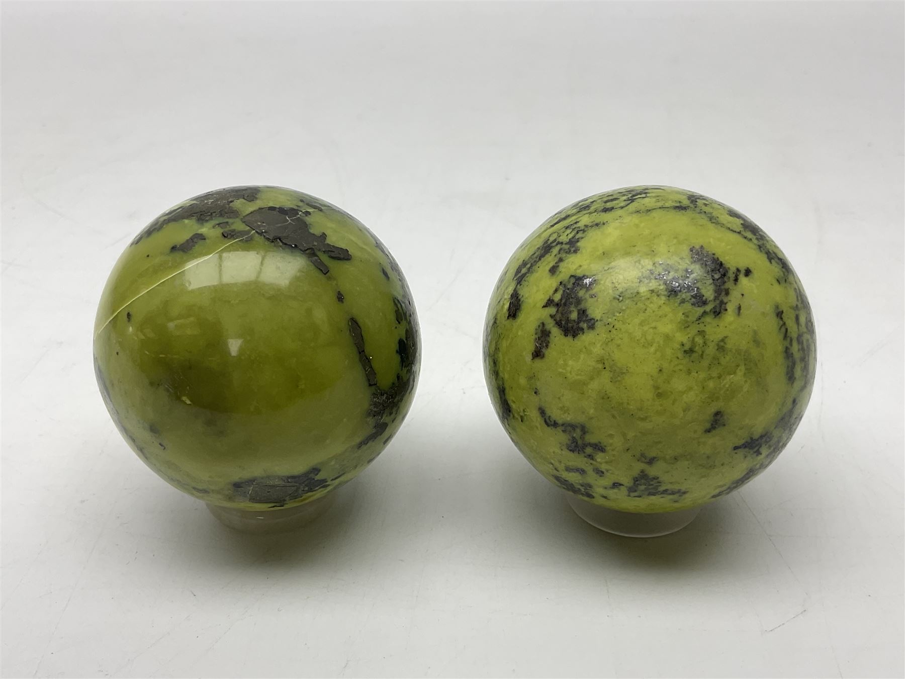 Pair of green serpentine spheres, D6cm