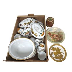 Royal Worcester Evesham and Evesham Vale pattern ceramics, including oven dishes, teacups and saucers, etc, and other ceramics