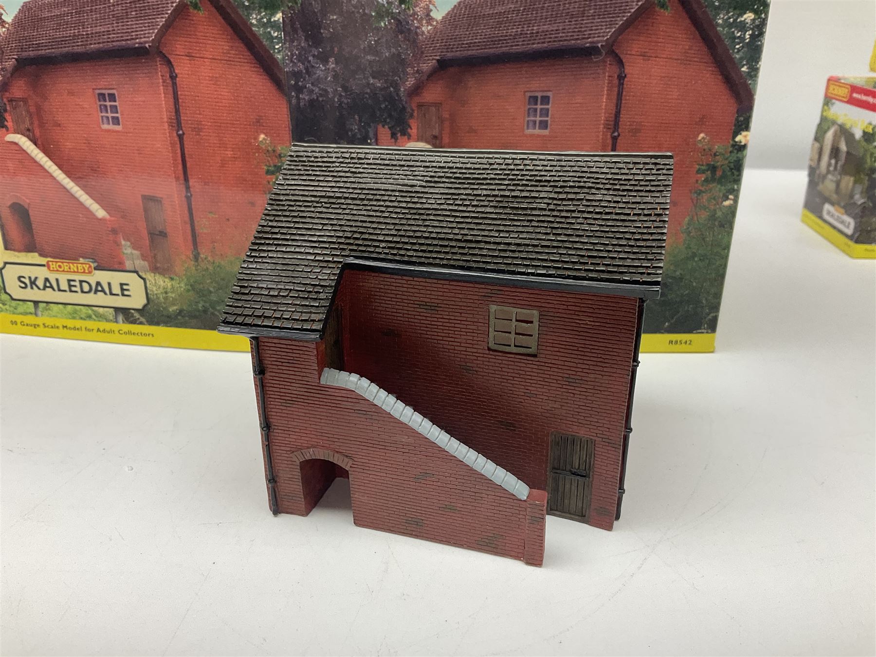 Hornby '00' gauge - thirteen Skaledale trackside buildings/accessories including R8737 Small Gasholder, R9653 Baptist Church, R8542 Holly Farm Workshop, R8534 Signal Box, R8854 Fan Drift, R8525 Holly Farm Stables, R9531 Magna Waiting Room, R8778 Fan House, R8709 Fuel oil Tanks etc; all boxed (13)