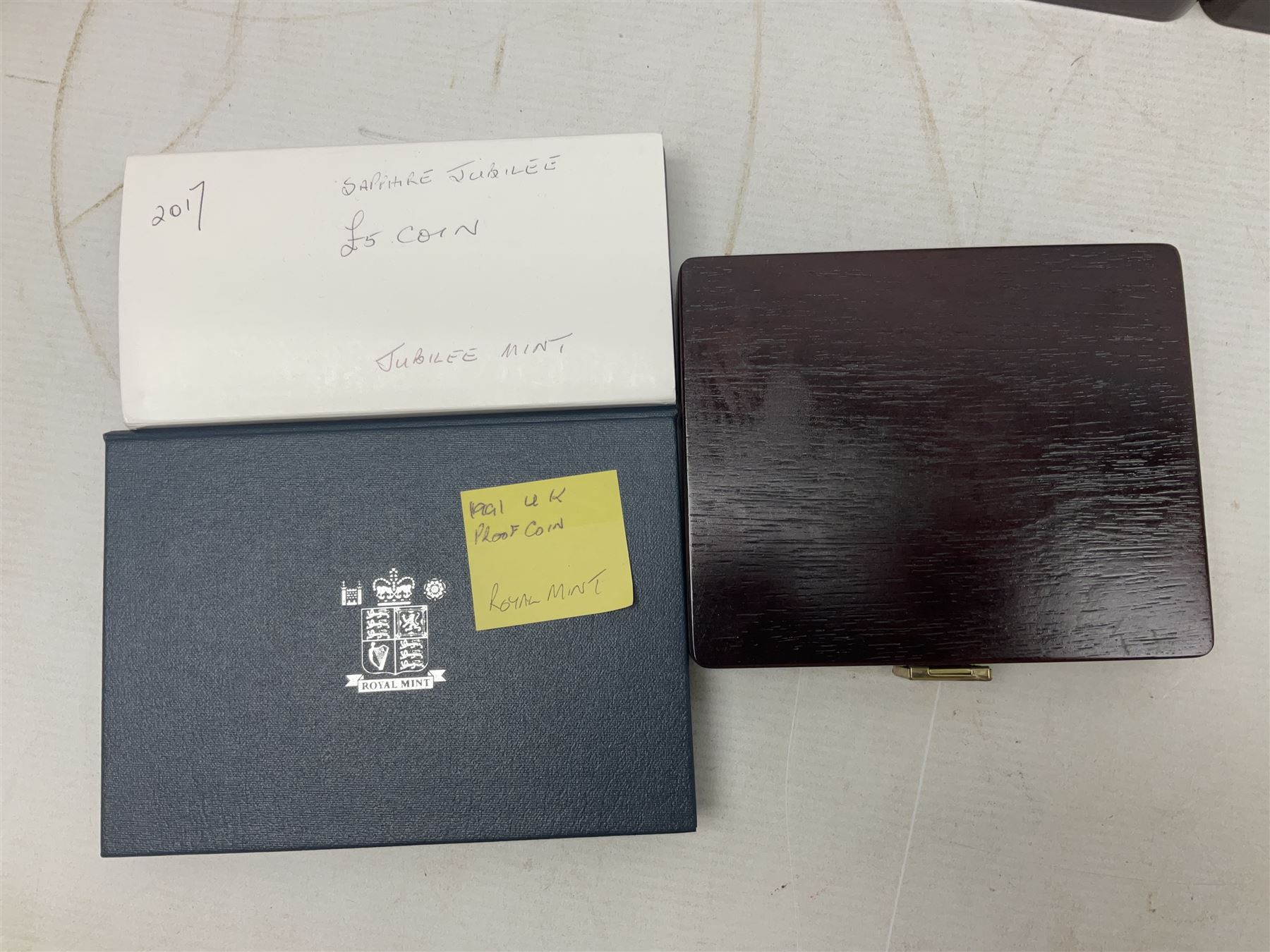 Mostly commemorative coins including The Royal Mint 1997 proof coin collection, Westminster 2013 'The Royal Baby Photographic 65mm' coin, Jubilee Mint 2017 'The Queen Elizabeth II Sapphire Jubilee' five pound coin collection etc